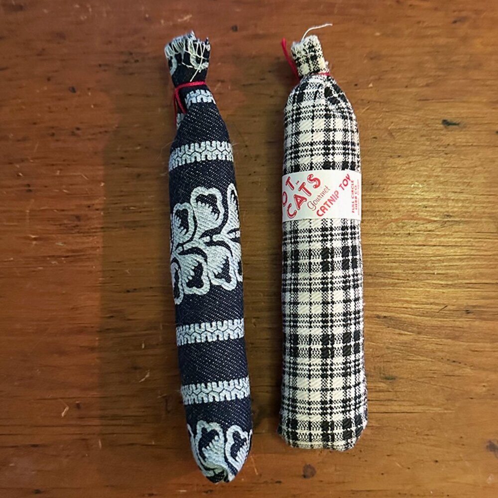Set of 2 Catnip “Cigars” in Pretty Patterns NEW - Picture 2 of 2